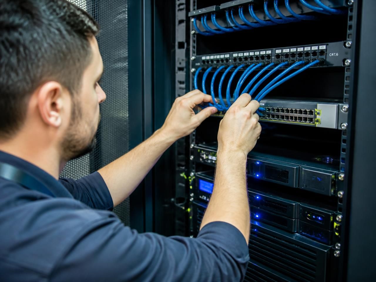 Cabeamento estruturado e rack organizado